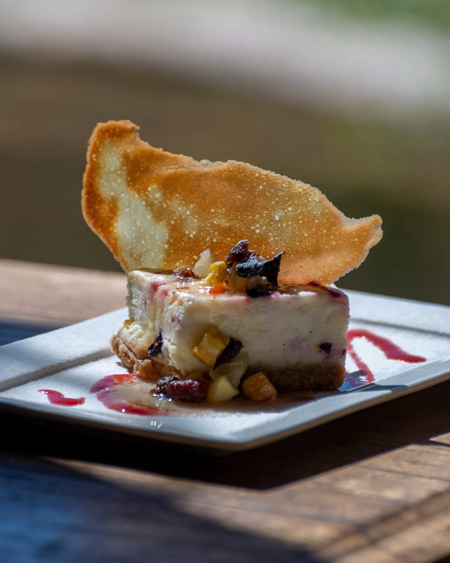 Postre de autor con tuile crocante sobre plato rectangular