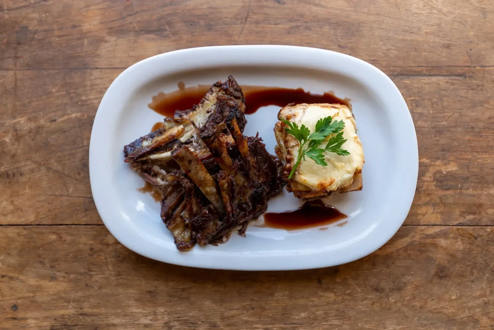 Plato de cocina andina sobre mesa de madera