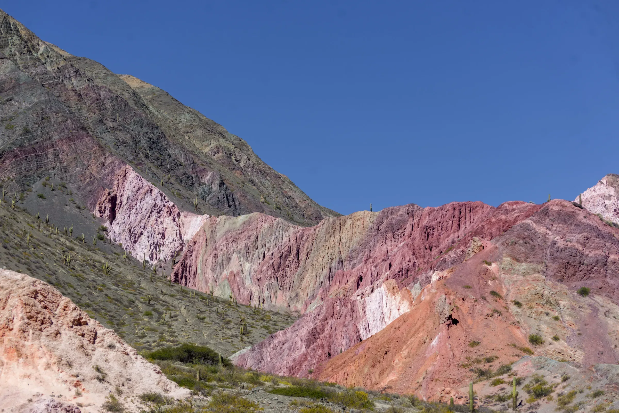 Los estratos rosados, verdes y violáceos del Cerro de los Siete Colores